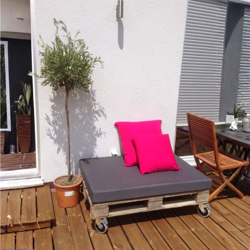 Coussins palette colorés pour terrasse