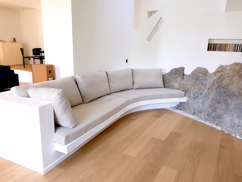 Coin banquette avec gros coussins