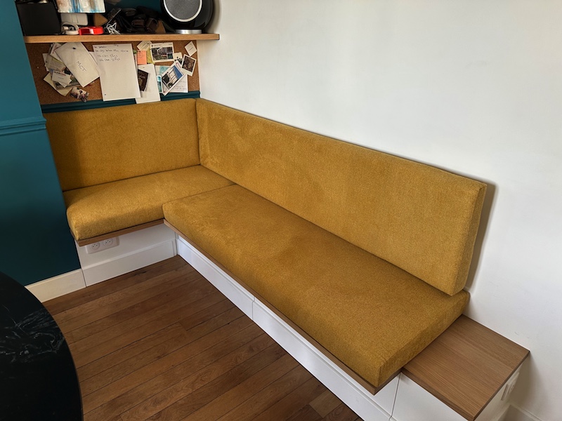 Banquette d'angle avec coussins sur mesure