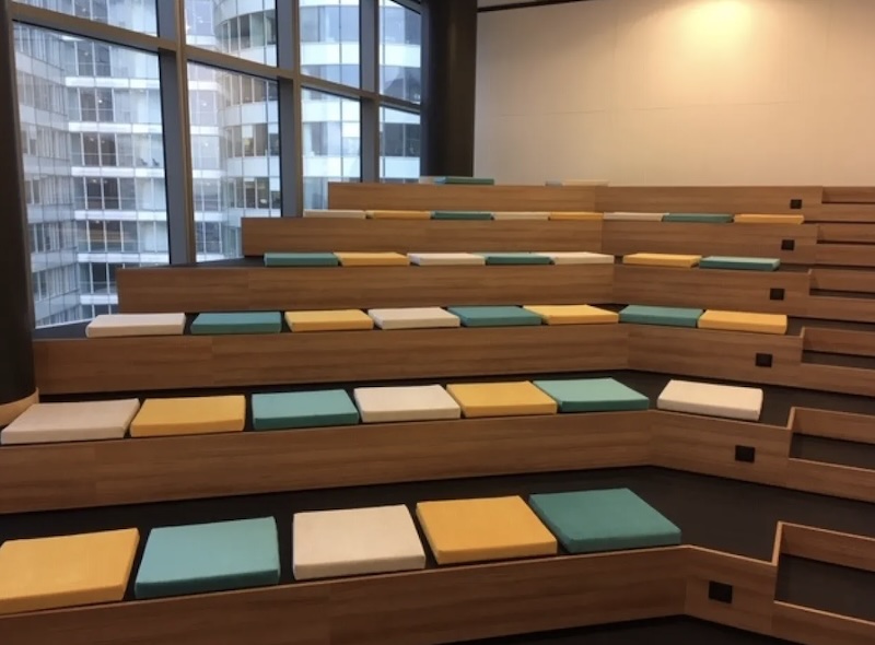 Coussins décoratifs M1 colorés pour établissement recevant du public