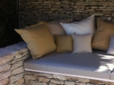 Astuces pour garder vos coussins extérieur sur mesure plus longtemps