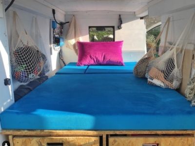 Je transforme mon camping-car avec un coussin de banquette personnalisé !